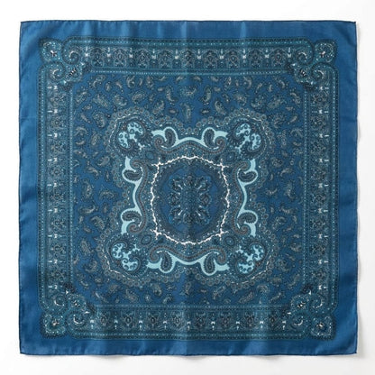 Foulard carré en satin bleu avec motifs paisley et bordure décorative, idéal pour un style affirmé