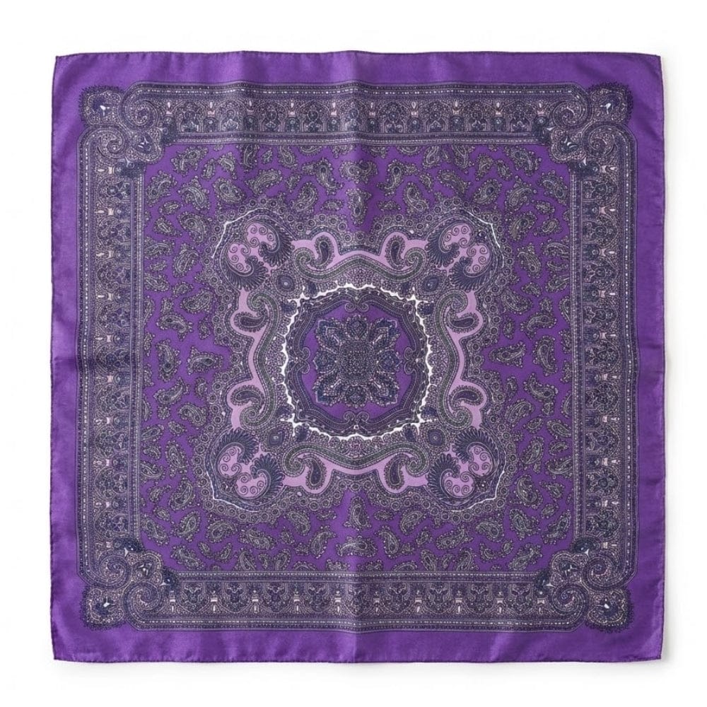 Foulard carré en satin violet avec motifs paisley et bordure ornée, posé sur fond blanc