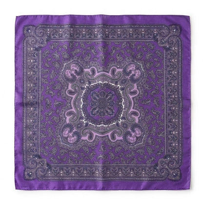 Foulard carré en satin violet avec motifs paisley et bordure ornée, posé sur fond blanc