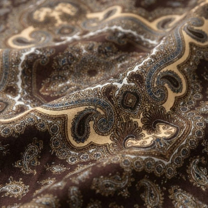 Foulard en satin aux motifs paisley marron et beige, idéal pour un look tendance et affirmé