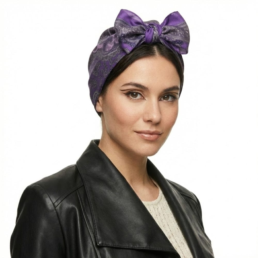 Foulard en satin violet noué en bandeau, porté par une femme avec un blouson en cuir noir