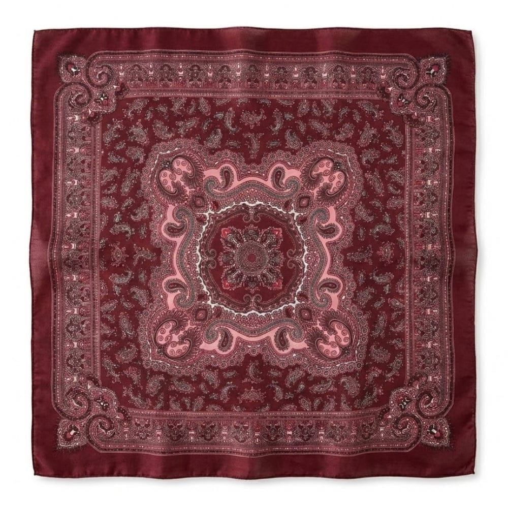 Foulard carré en satin bordeaux avec motifs paisley et bordure ornée, idéal pour un look élégant
