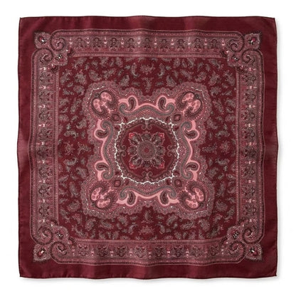 Foulard carré en satin bordeaux avec motifs paisley et bordure ornée, idéal pour un look élégant