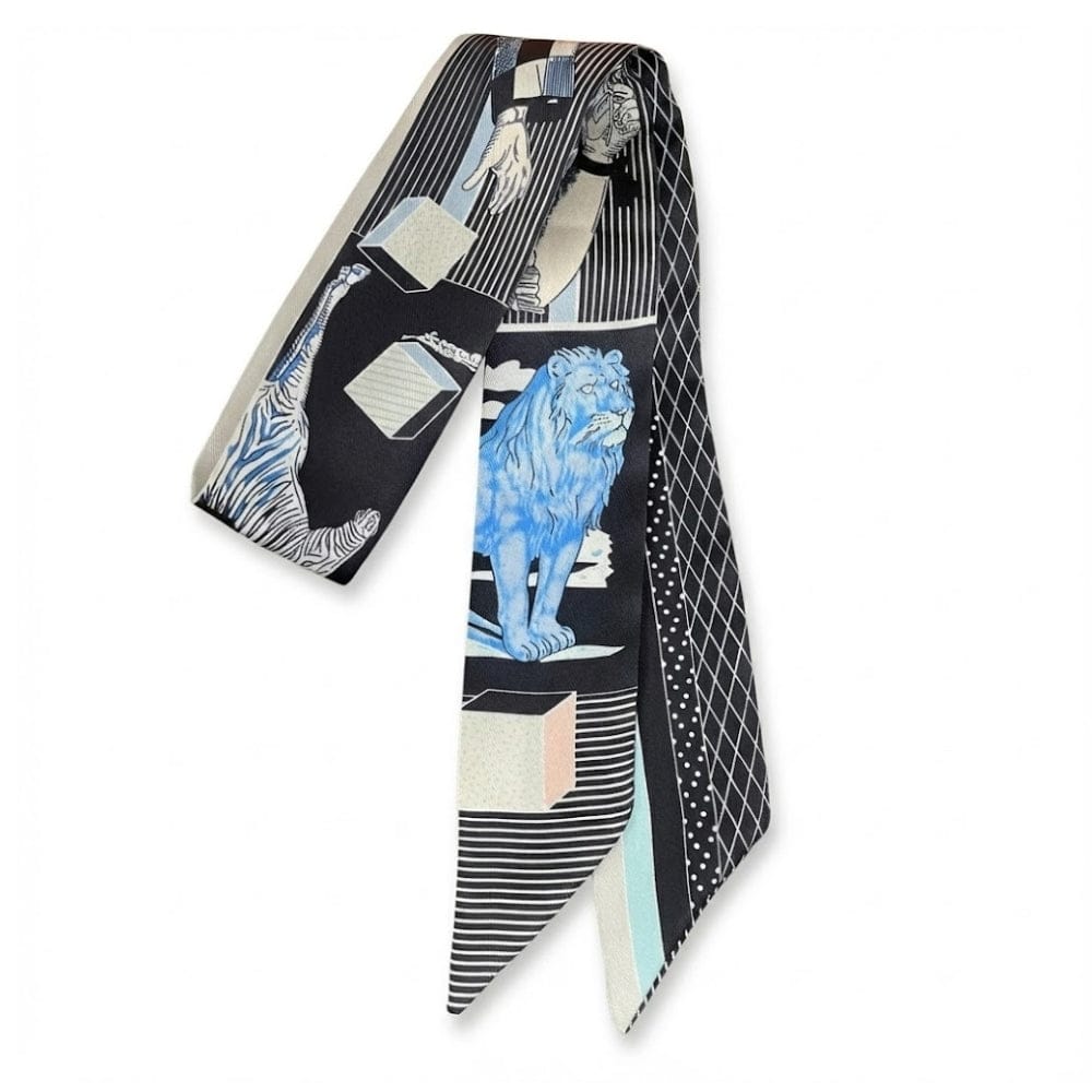 Foulard en satin noir avec motifs de lions et tigres, noué élégamment pour accessoiriser une coiffure