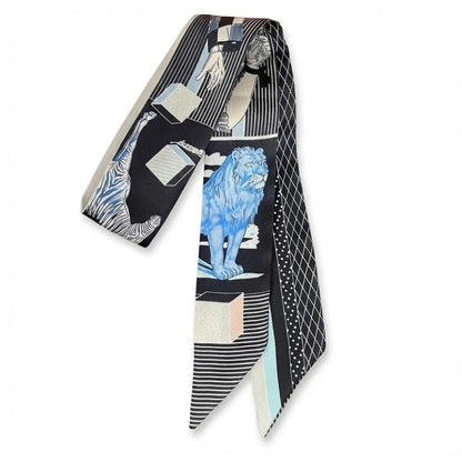 Foulard en satin noir avec motifs de lions et tigres, noué élégamment pour accessoiriser une coiffure
