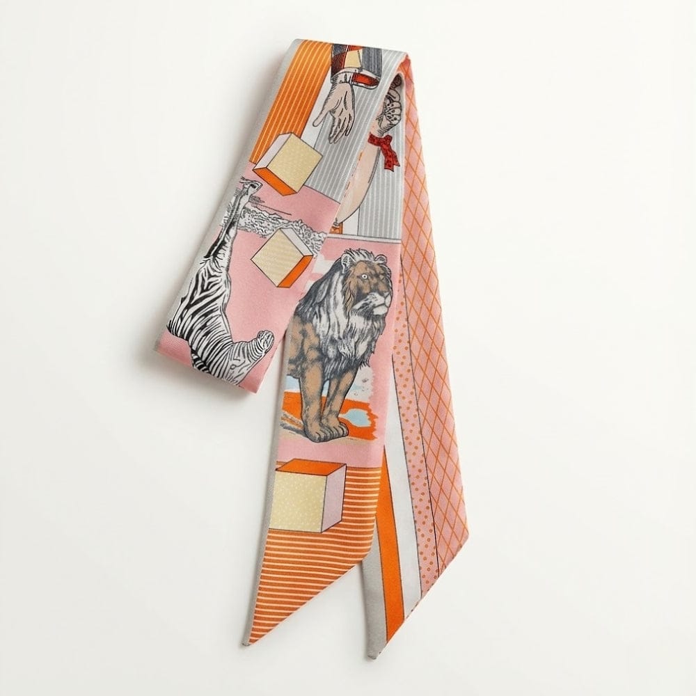Foulard en satin aux motifs animaliers colorés, rose et orange, avec un design graphique élégant