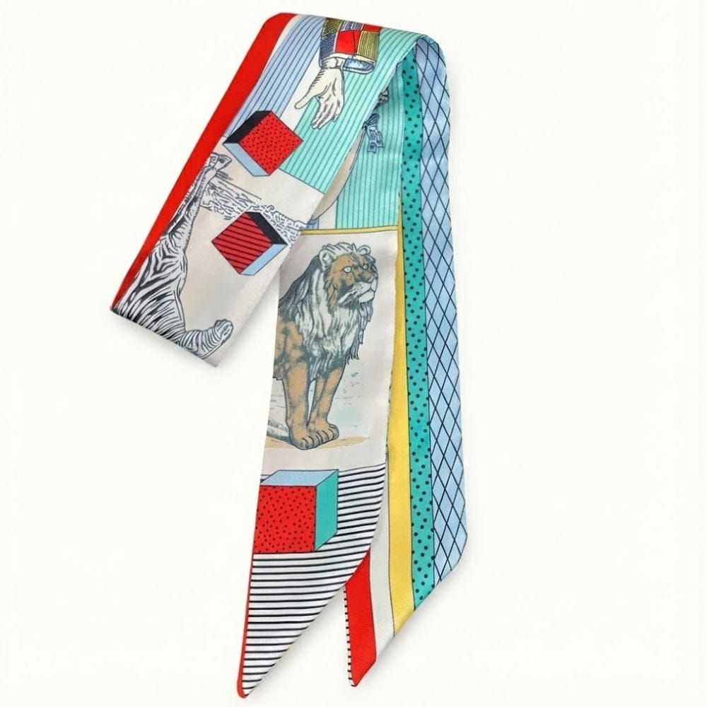 Foulard en satin aux motifs colorés représentant des animaux, avec des rayures et des formes géométriques, idéal pour un look
