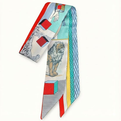 Foulard en satin aux motifs colorés représentant des animaux, avec des rayures et des formes géométriques, idéal pour un look