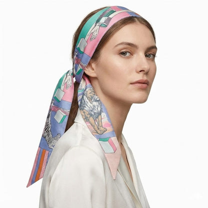Foulard en soie coloré avec motifs animaliers, porté en bandeau sur une femme au look élégant
