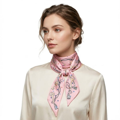 Foulard en soie rose à motifs floraux, noué élégamment autour du cou d'une femme