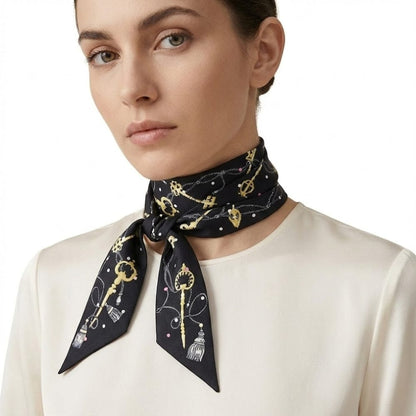 Foulard en satin noir avec motifs dorés, noué autour du cou d'une femme, style élégant et raffiné