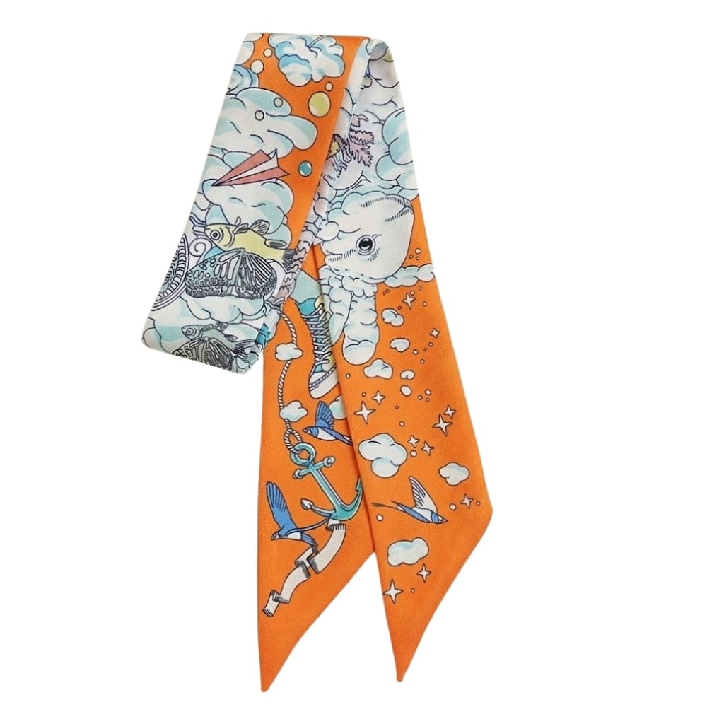 Foulard en satin orange avec motifs colorés de nuages et d'animaux marins, parfait pour un look chic