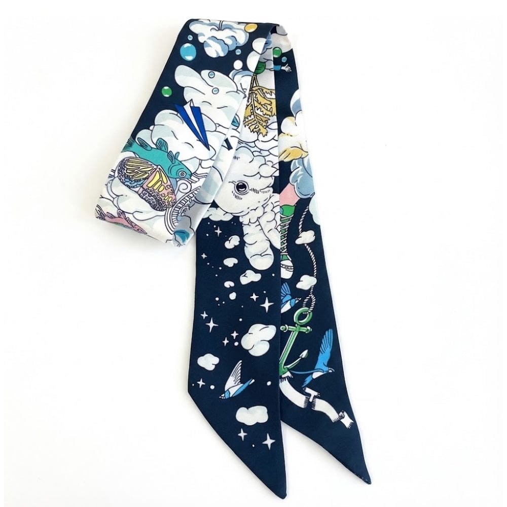 Foulard en satin bleu marine avec motifs colorés de nuages et oiseaux, idéal pour un bandeau élégant