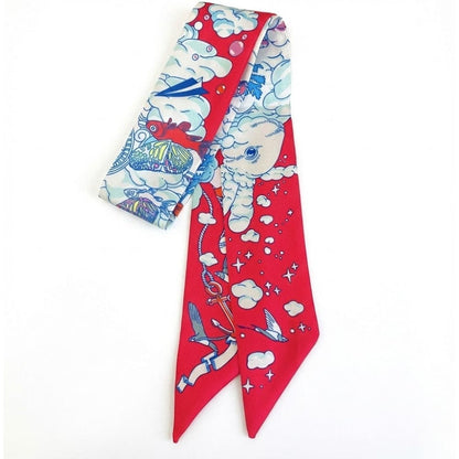 Foulard en satin rouge avec motifs colorés de nuages et d'oiseaux, idéal comme foulard bandeau pour cheveux