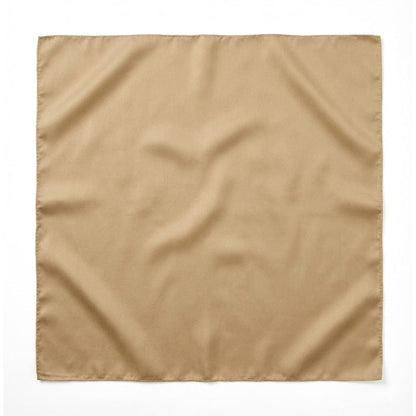 Foulard carré beige en satin, au toucher doux, pour une allure délicate et sophistiquée