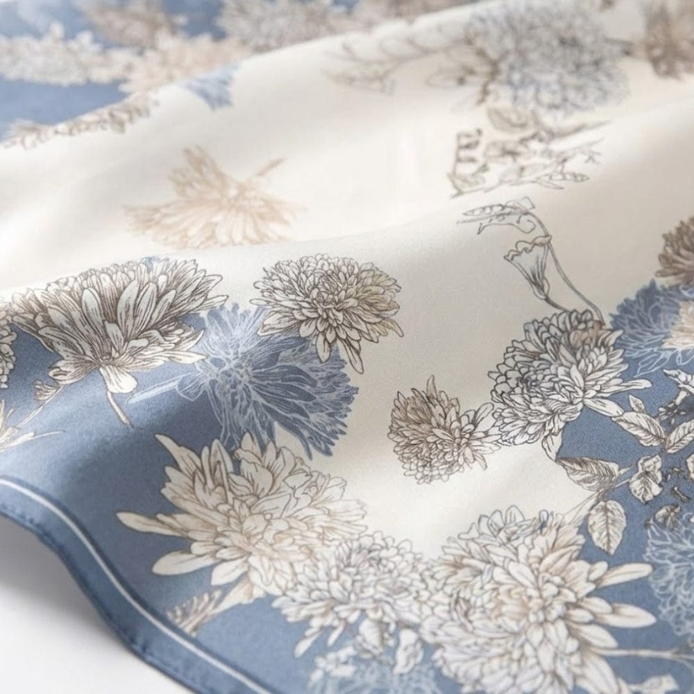 Foulard blanc et bleu en soie | Harmonie de couleurs et douceur précieuse Blanc & Bleu / 53x53cm The Foulard