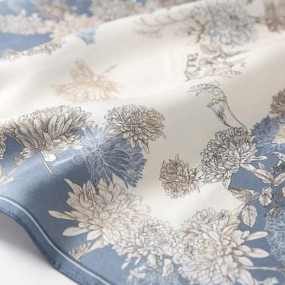 Foulard blanc et bleu en soie | Harmonie de couleurs et douceur précieuse Blanc & Bleu / 53x53cm The Foulard