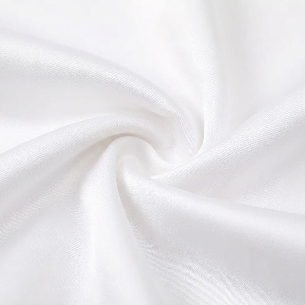 Foulard en satin blanc, lumineux et élégant, avec une texture douce et lisse, parfait pour un style féminin