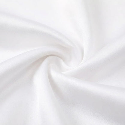 Foulard en satin blanc, lumineux et élégant, avec une texture douce et lisse, parfait pour un style féminin