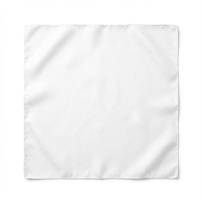 Foulard carré en satin blanc, lumineux et délicat, posé sur une surface neutre, évoquant une féminité subtile