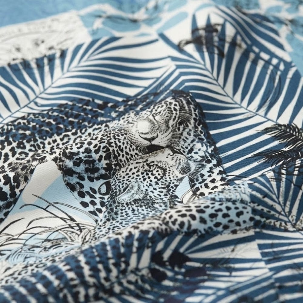 Foulard en satin bleu avec motif léopard et palmiers, idéal pour un look sophistiqué