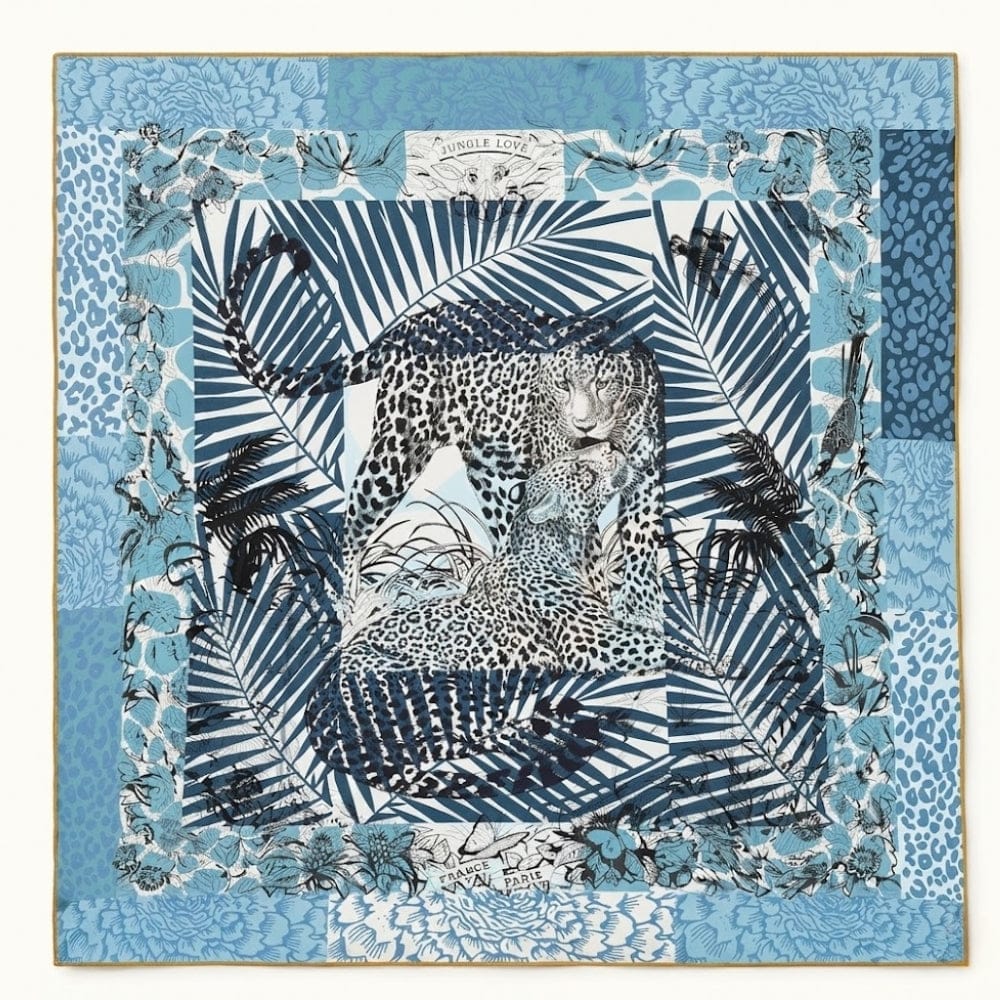 Foulard carré en satin bleu avec motifs léopard et feuillage, idéal pour un look sophistiqué