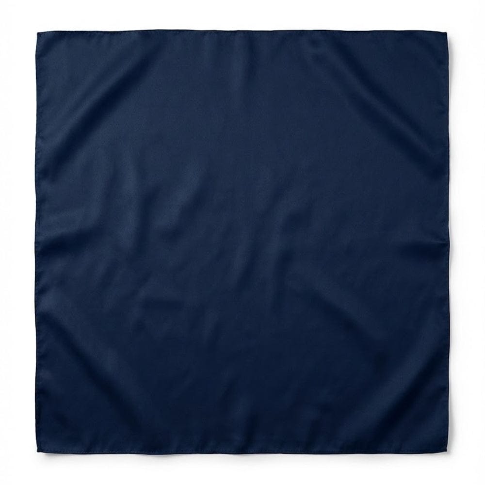 Foulard carré en satin bleu marine, au tissu lisse et brillant, posé sur un fond neutre
