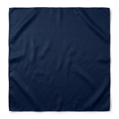 Foulard carré en satin bleu marine, au tissu lisse et brillant, posé sur un fond neutre