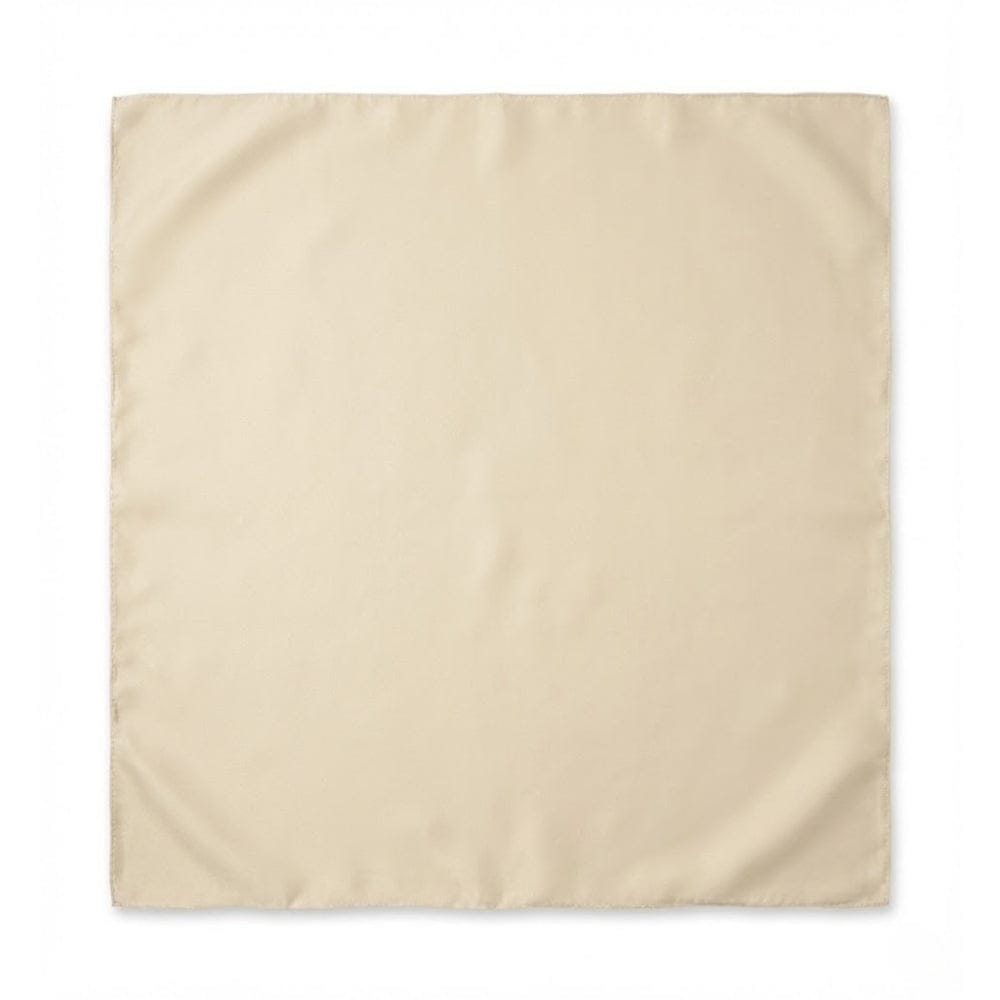 Foulard carré en satin beige, lisse et élégant, posé sur un fond blanc, idéal pour un look chic