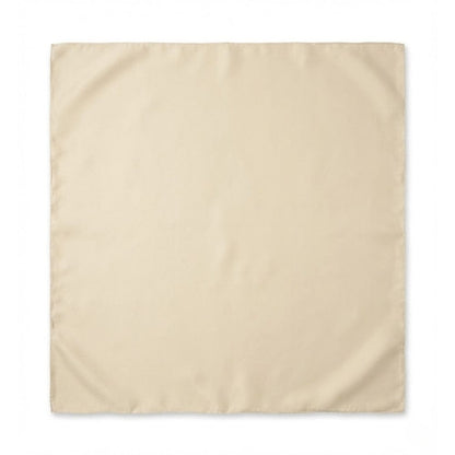 Foulard carré en satin beige, lisse et élégant, posé sur un fond blanc, idéal pour un look chic