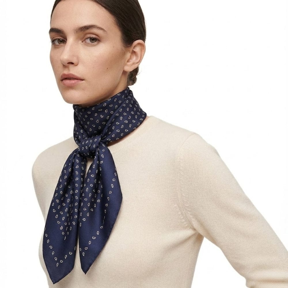 Foulard carré | Douceur satinée et style sophistiqué The Foulard