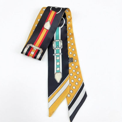 Foulard en satin aux motifs de ceinture, couleurs vives avec des rayures rouges et jaunes, décor élégant