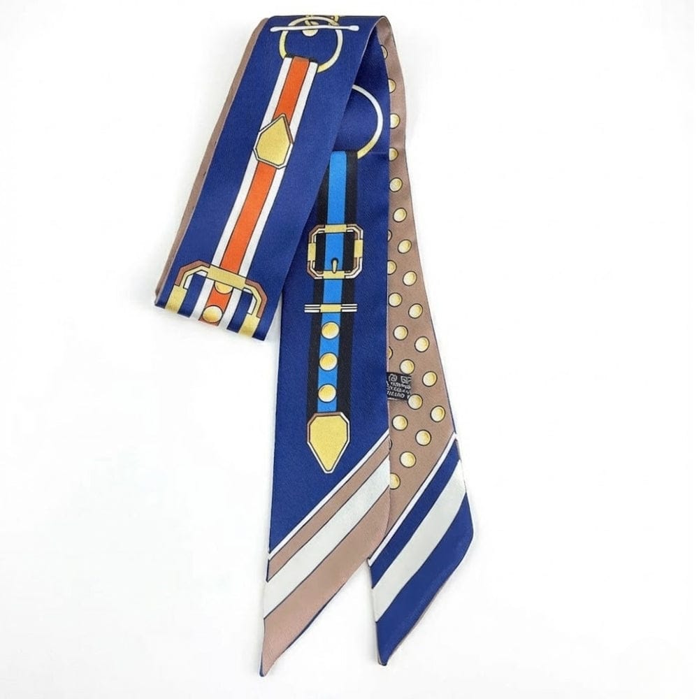 Foulard en satin bleu avec motifs de ceinture et pois dorés, idéal pour accessoiriser une tenue élégante