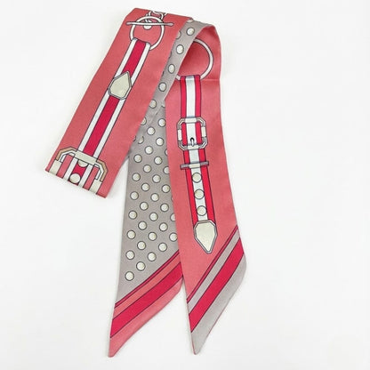 Foulard en satin rose avec motifs de ceinture et pois, idéal comme accessoire élégant pour structurer vos tenues