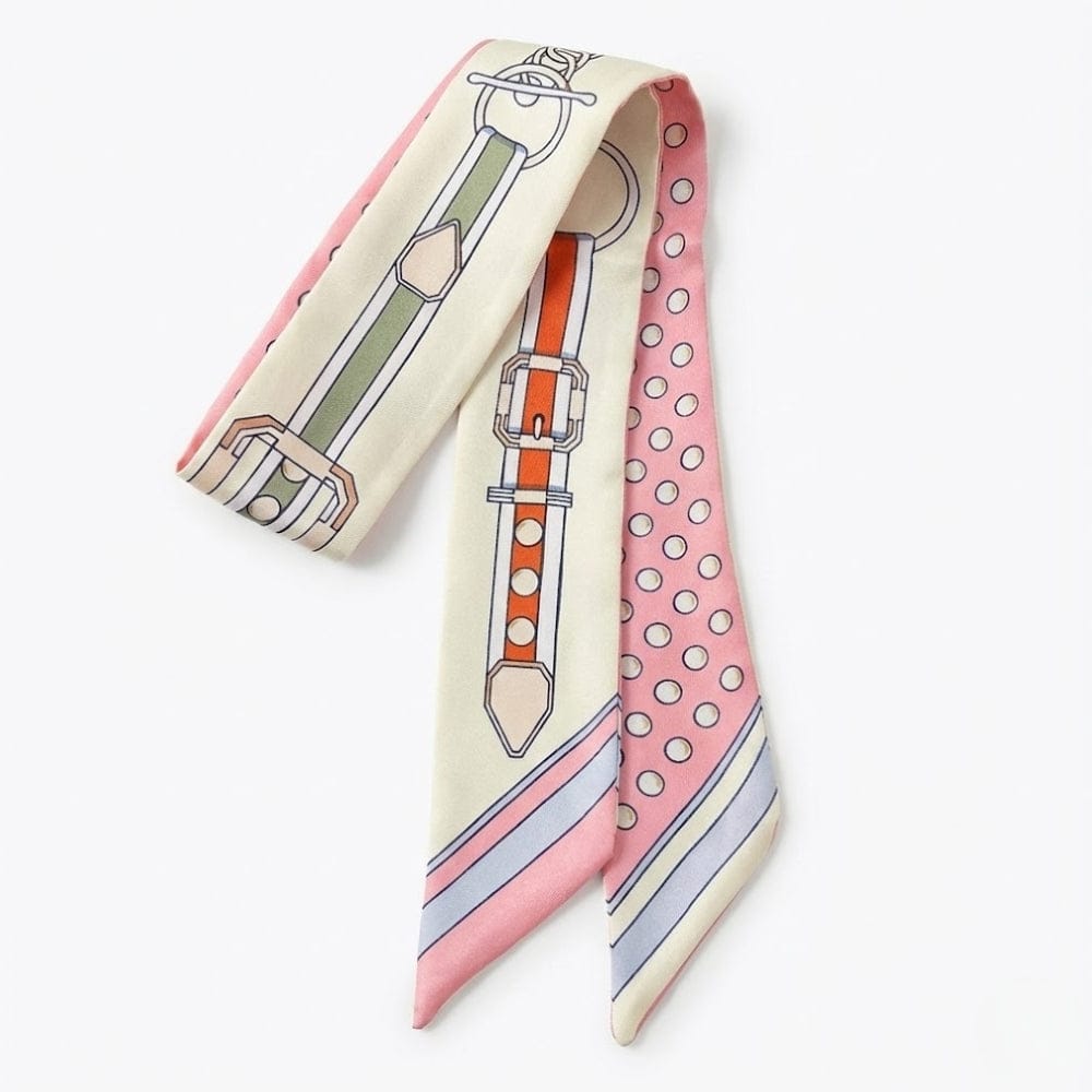 Foulard en satin aux motifs de ceinture, couleurs pastel avec pois, noué élégamment sur un fond blanc