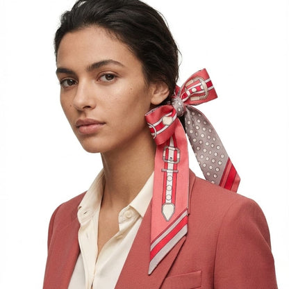 Foulard en satin rose avec motifs ceinture et pois, noué élégamment dans les cheveux d'une femme