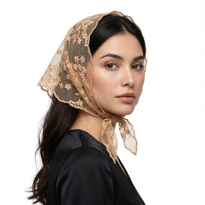 Foulard en dentelle beige noué sur la tête, apportant une touche bohème et romantique à une tenue élégante