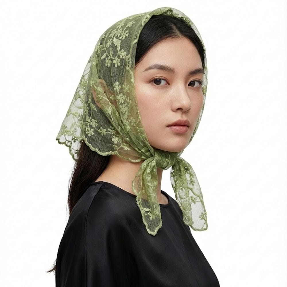 Foulard en dentelle verte noué sur une femme, apportant une touche bohème et romantique à sa tenue