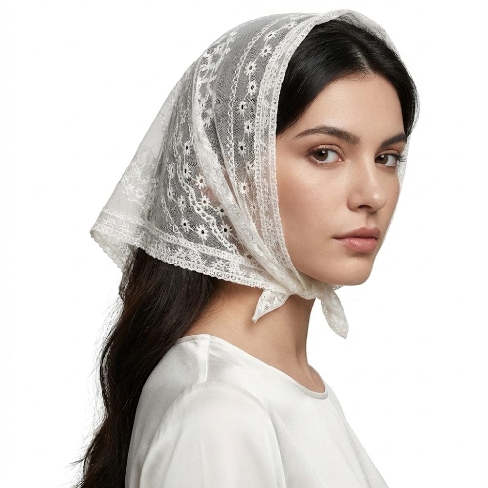 Foulard en dentelle blanche noué sur une femme, apportant une touche bohème et romantique à sa tenue