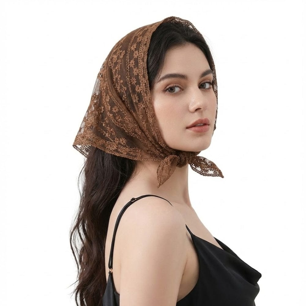 Foulard en dentelle fine de couleur marron noué sur une femme aux cheveux longs, créant une allure romantique