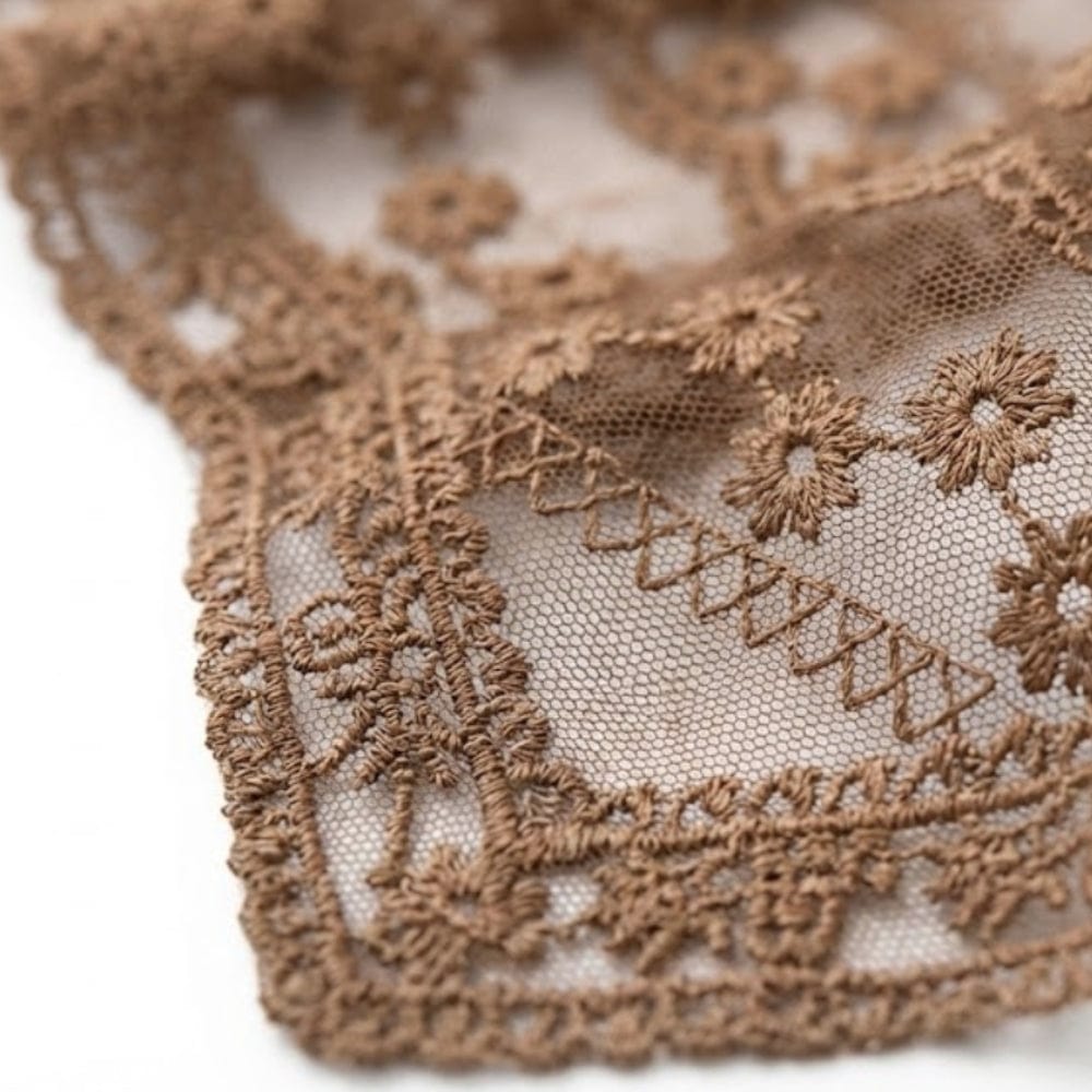 Foulard en dentelle fine de couleur beige avec motifs floraux, idéal pour une allure bohème et romantique