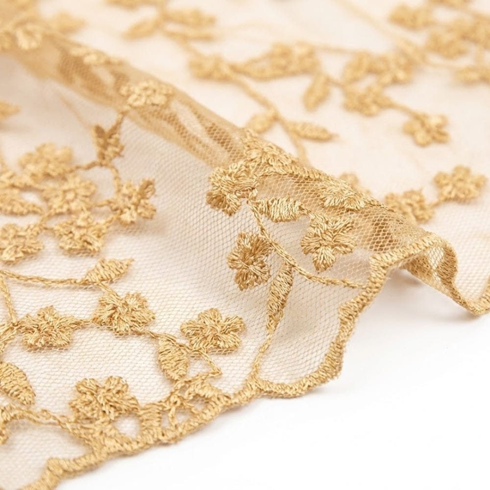 Foulard en dentelle fine couleur beige avec motifs floraux dorés, idéal pour un look bohème et romantique
