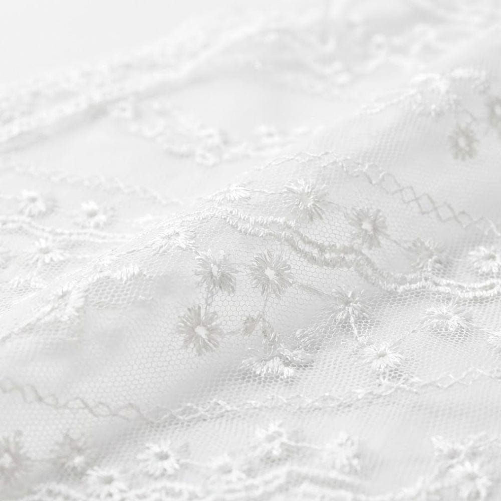 Foulard en dentelle blanche avec motifs floraux délicats, idéal pour une allure romantique et bohème