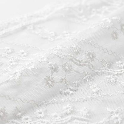 Foulard en dentelle blanche avec motifs floraux délicats, idéal pour une allure romantique et bohème