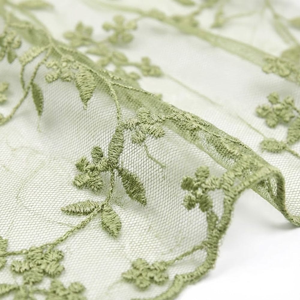 Foulard en dentelle fine vert clair avec des motifs floraux délicats, idéal pour une allure bohème et romantique