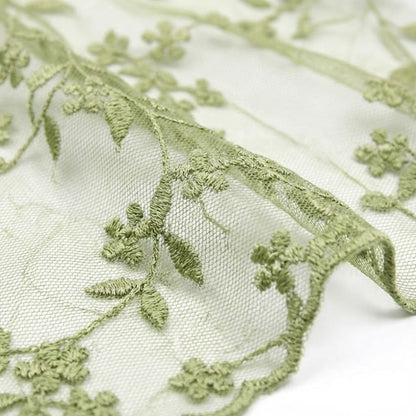 Foulard en dentelle fine vert clair avec des motifs floraux délicats, idéal pour une allure bohème et romantique