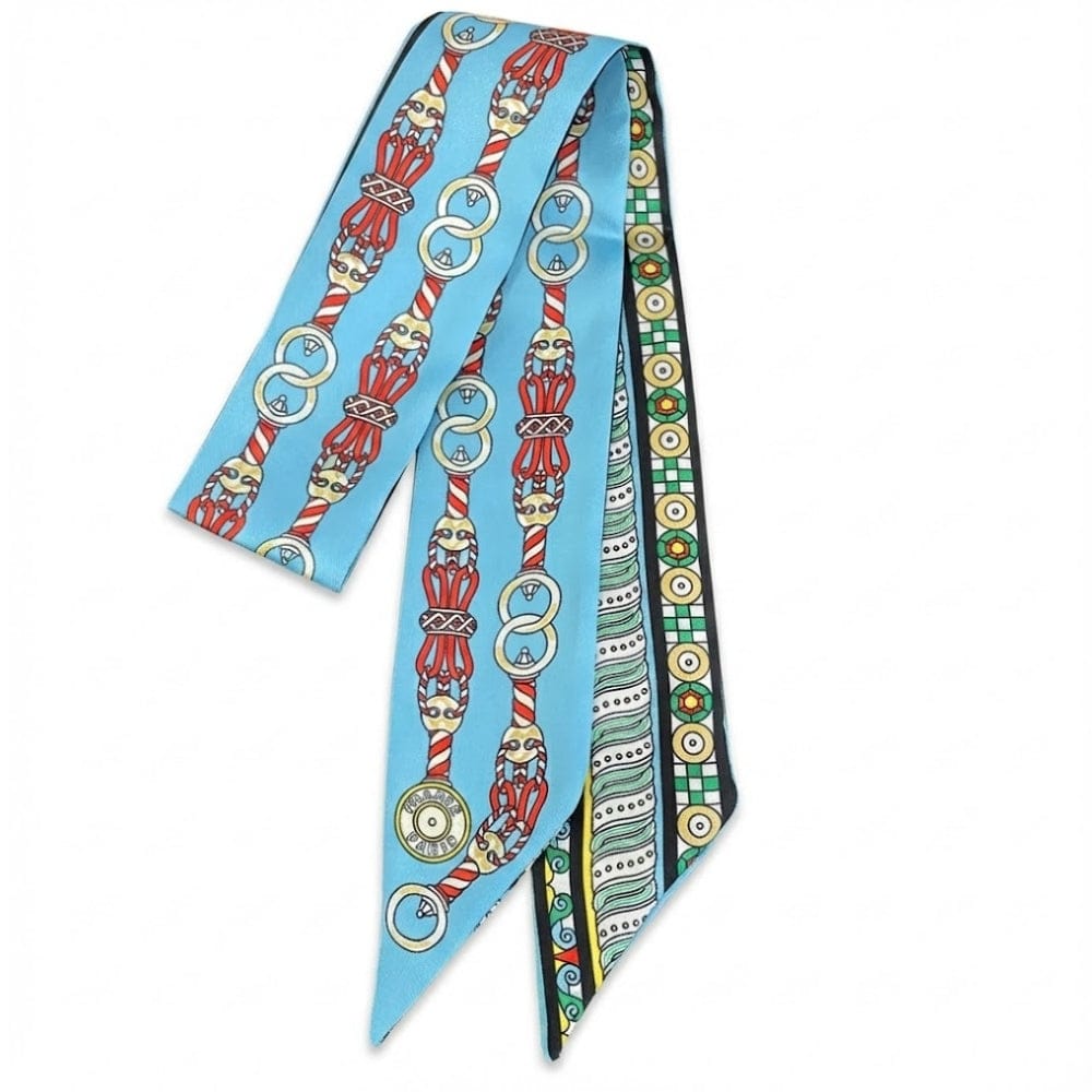 Foulard en satin bleu avec motifs colorés, noué élégamment, idéal pour un look féminin et moderne