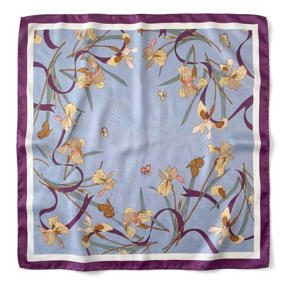 Foulard carré en satin bleu orné de fleurs et de papillons, avec une bordure violette élégante