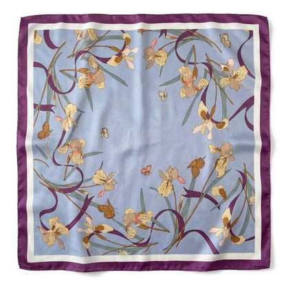 Foulard carré en satin bleu orné de fleurs et de papillons, avec une bordure violette élégante