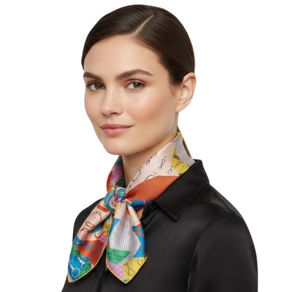 Foulard en soie coloré avec motifs géométriques, noué autour du cou d'une femme au teint lumineux